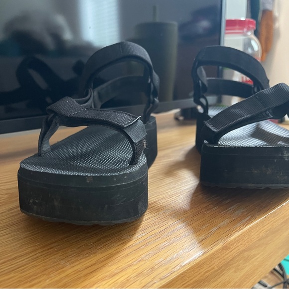 Black Teva Flatform Universal Sandals 🖤 - Picture 14 of 15